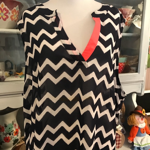 ๐ Beautiful Plus Size Top ๐ - Picture 3 of 4